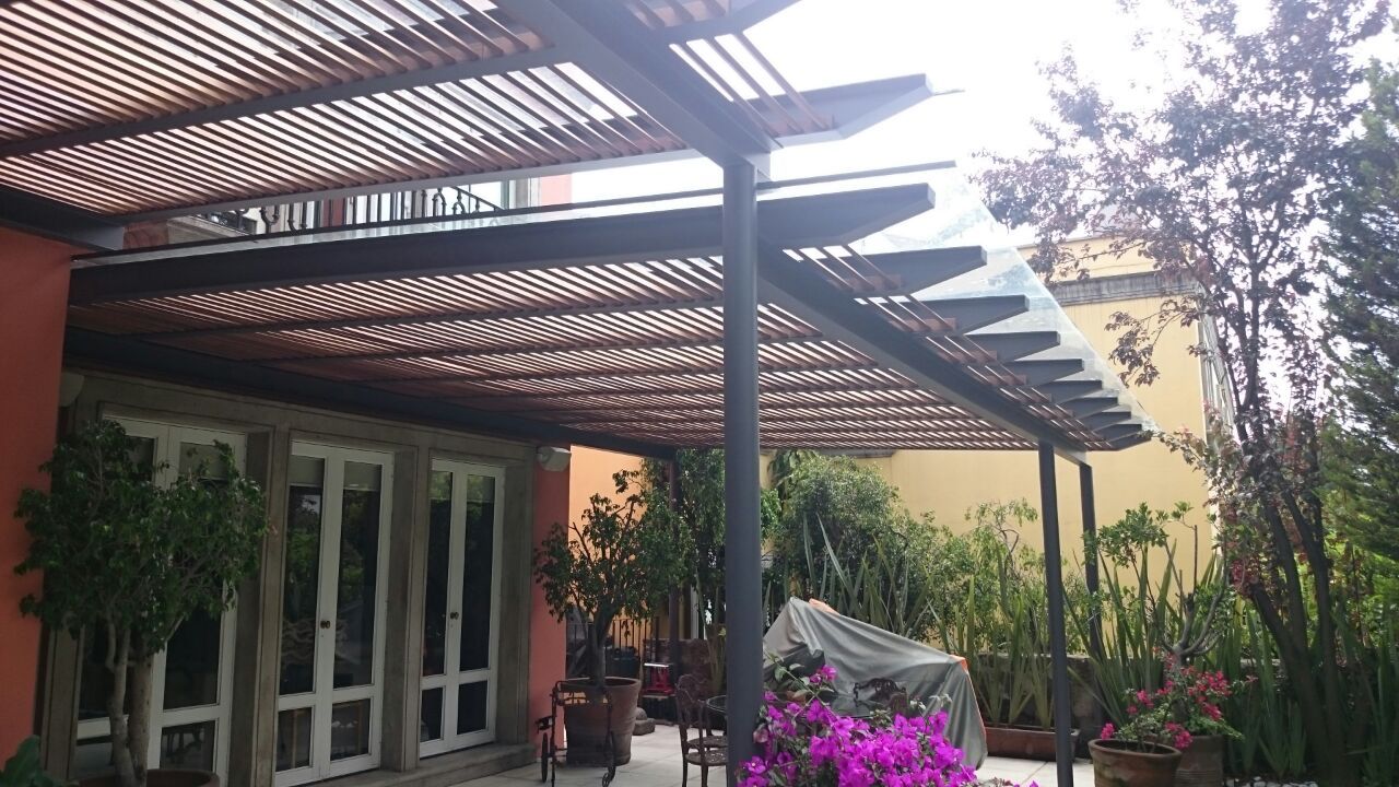 Nuestra Pérgola Premium con celosía y cubierta de cristal es ideal para  disfrutar de tu terraza. Solicita una cotización sin costo.…