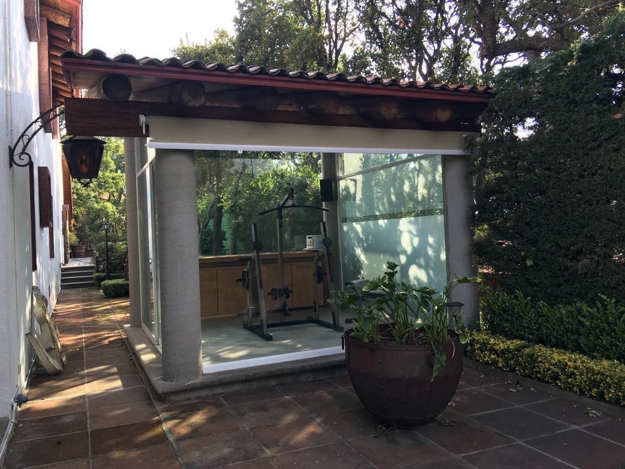 Pérgola híbrida con cerramiento de aluminio, Materia Viva S.A. de C.V. Materia Viva S.A. de C.V. Rustic style gym