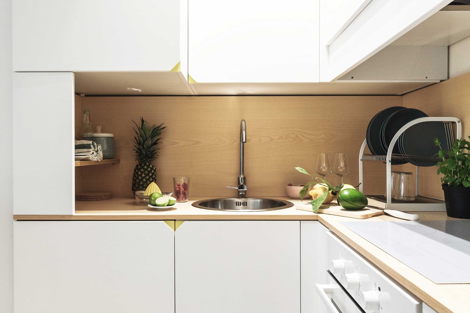 Taaac! Apartment - Dettaglio cucina PLANAIR ® Cucina minimalista Legno massello Effetto legno