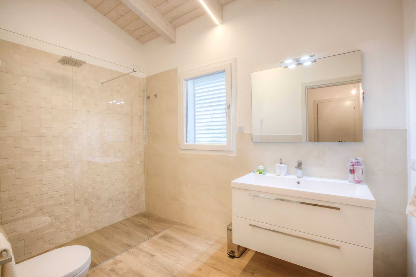 Casa in legno Villa Conti, Progettolegno srl Progettolegno srl Modern bathroom Wood Wood effect