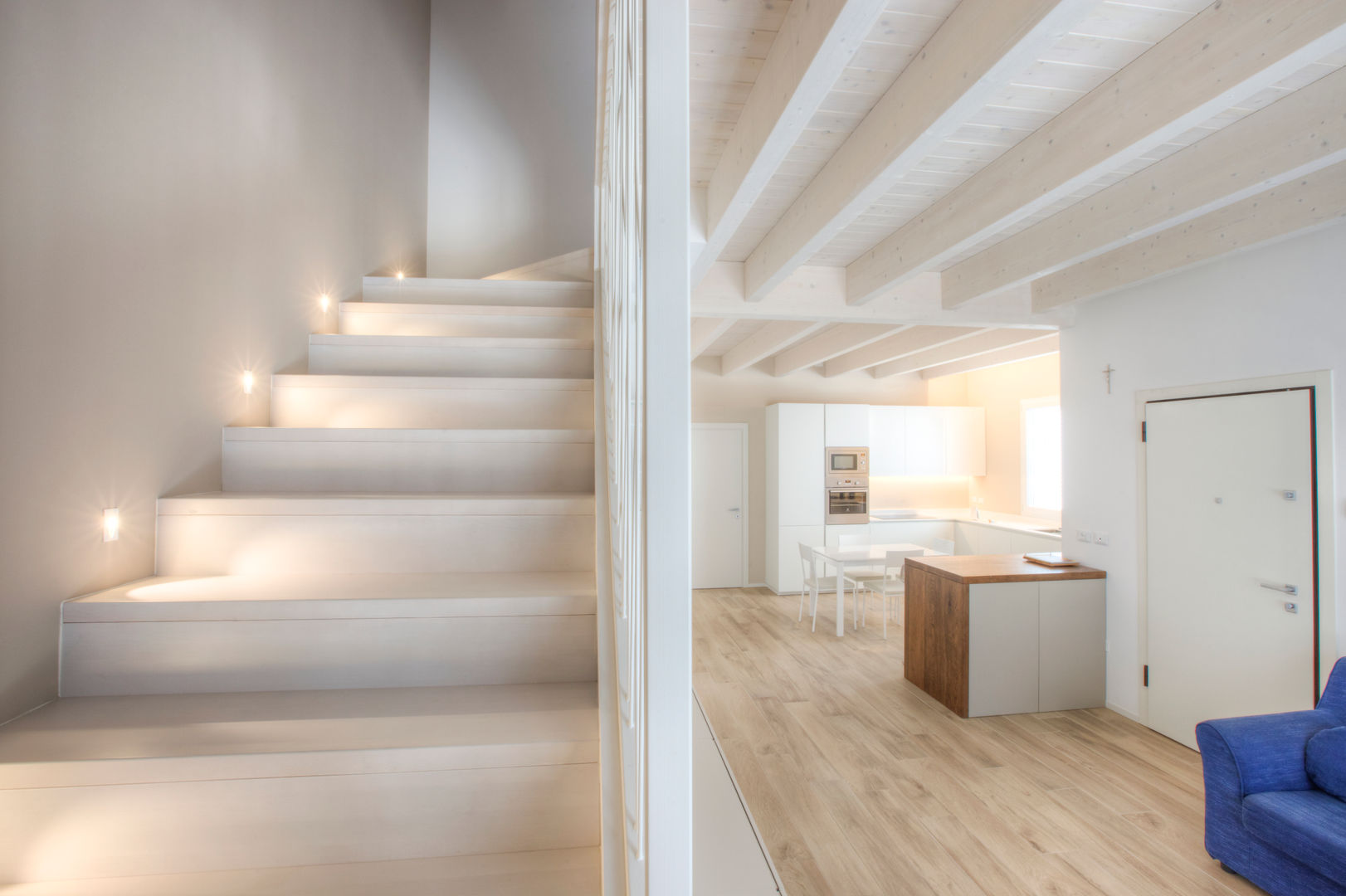 Casa in legno Villa Conti, Progettolegno srl Progettolegno srl Modern corridor, hallway & stairs لکڑی Wood effect