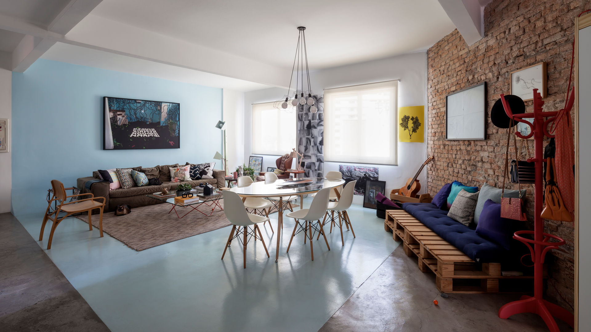 Sala de Estar integrada a Sala de Jantar estilo moderno e contemporâneo com parede de tijolinhos Decoradoria Salas de estar modernas Tijolo sala,Sala de Jantar,sala de estar,sala azul,futon,tijolinho,pallet,piso azul,loft,ambientes integrados