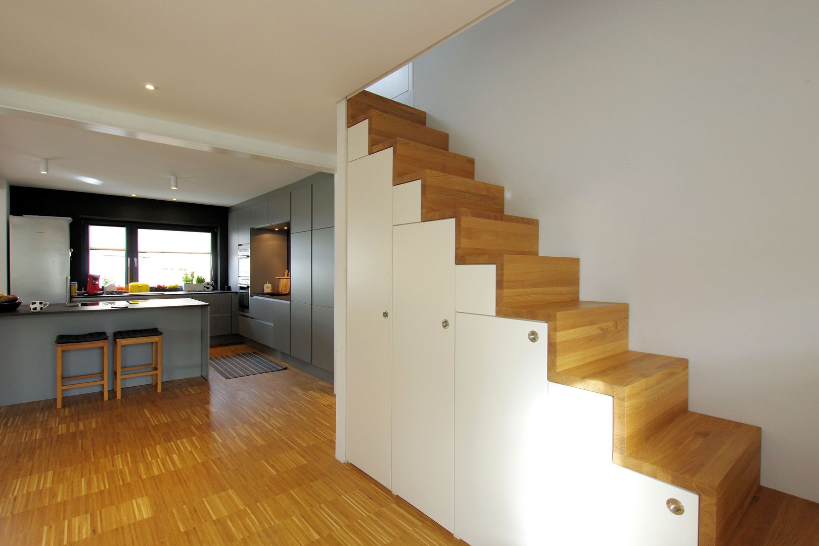 Treppe zum Dachboden Architekten Lenzstrasse Dreizehn Moderner Flur, Diele & Treppenhaus Holzwerkstoff Transparent Dachboden,Treppe