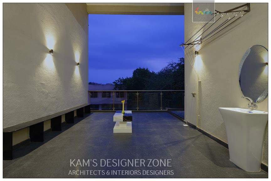 Flat interior design of Mr. Sanjay Agarwal, KAMS DESIGNER ZONE KAMS DESIGNER ZONE ระเบียง, นอกชาน