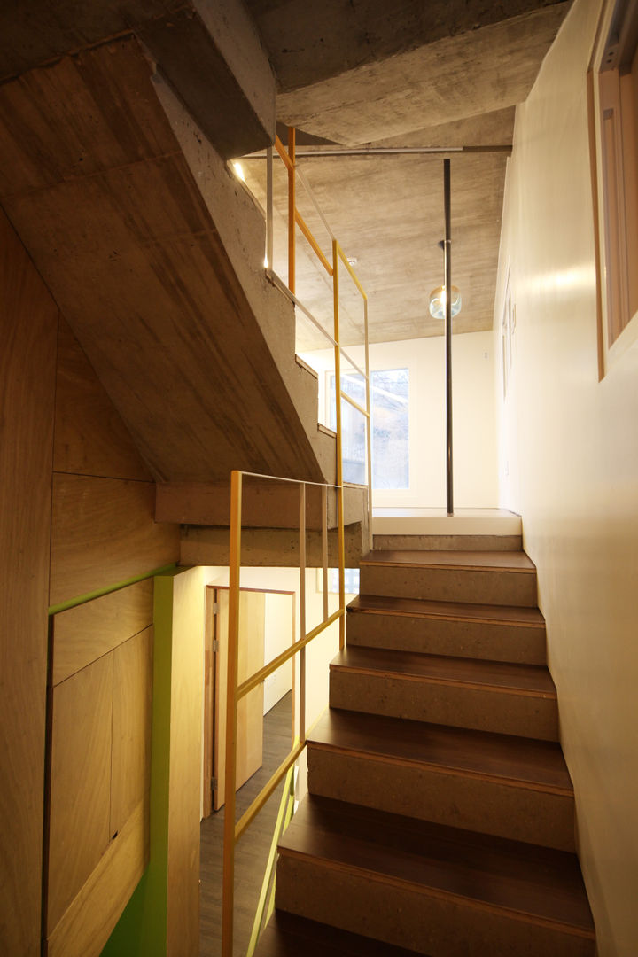 SAI_190 [바람이 불어오는 집], yoonzip interior architecture yoonzip interior architecture Minimalist corridor, hallway & stairs