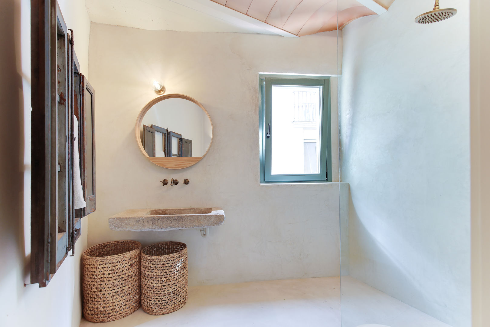 Casa de 3 niveles con rehabilitación integral para sus 140m2 , Lara Pujol | Interiorismo & Proyectos de diseño Lara Pujol | Interiorismo & Proyectos de diseño Mediterranean style bathrooms