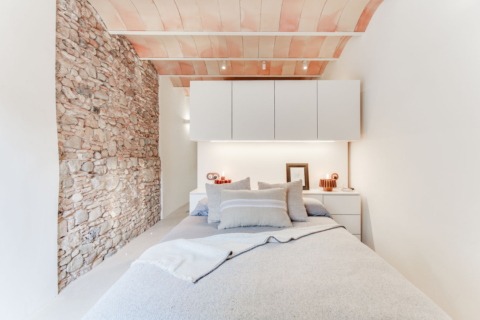 Casa de 3 niveles con rehabilitación integral para sus 140m2 , Lara Pujol | Interiorismo & Proyectos de diseño Lara Pujol | Interiorismo & Proyectos de diseño Mediterranean style bedroom