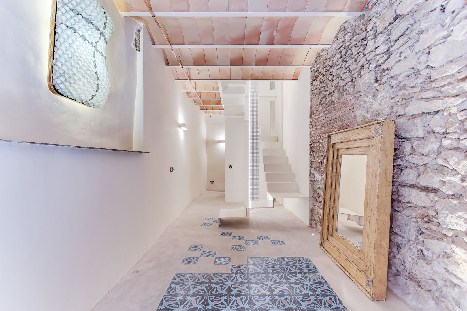 Casa de 3 niveles con rehabilitación integral para sus 140m2 , Lara Pujol | Interiorismo & Proyectos de diseño Lara Pujol | Interiorismo & Proyectos de diseño Mediterranean corridor, hallway & stairs