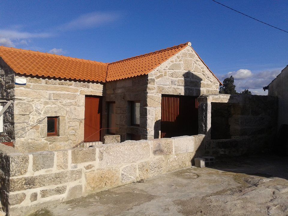 Reabilitação Moradia, PRINCA PRINCA Rustic style house