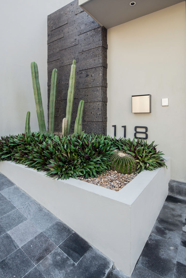 ACCESO Rousseau Arquitectos Jardines modernos acceso,jardinera,plantas perennes,plantas en maceta,cactus,cantera,puerta principal,arena