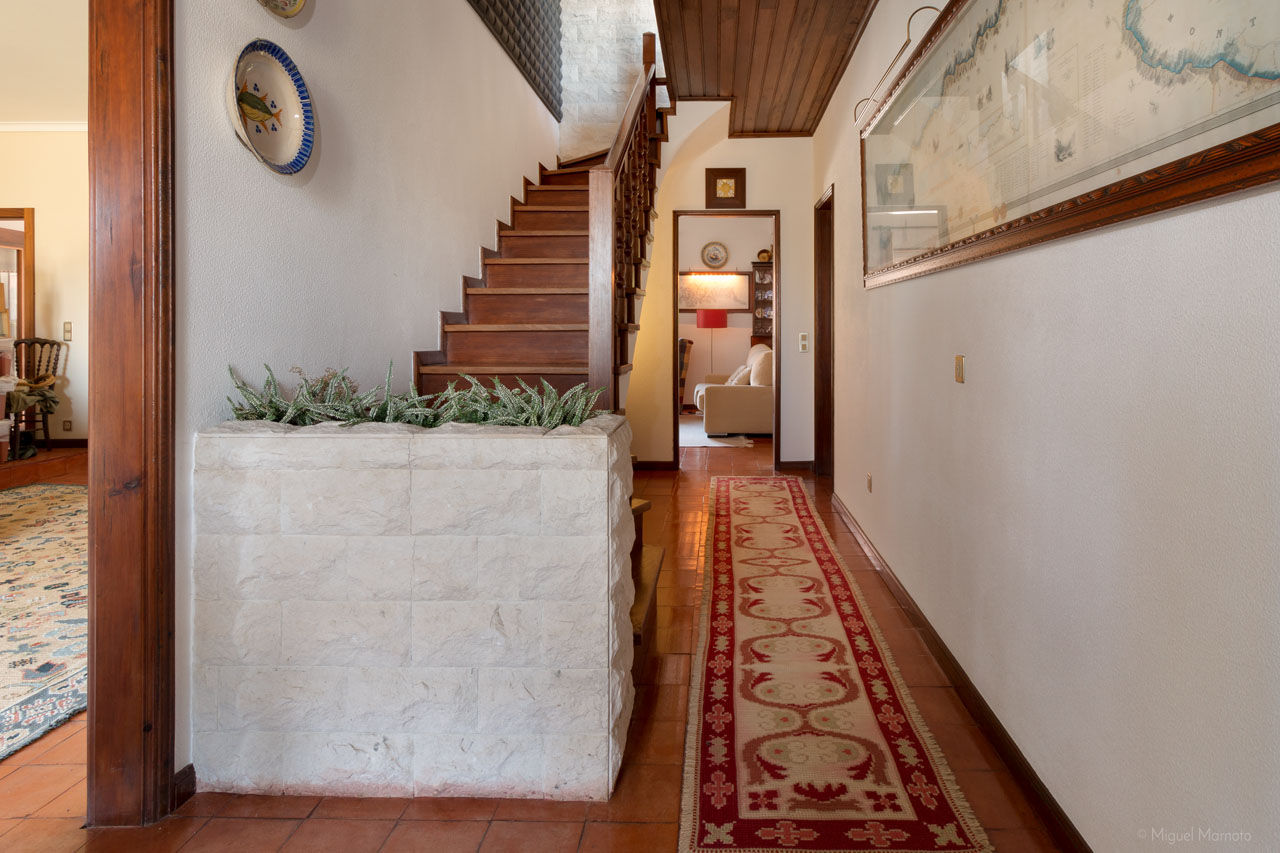 Moradia em Ílhavo, Miguel Marnoto - Fotografia Miguel Marnoto - Fotografia Classic corridor, hallway & stairs