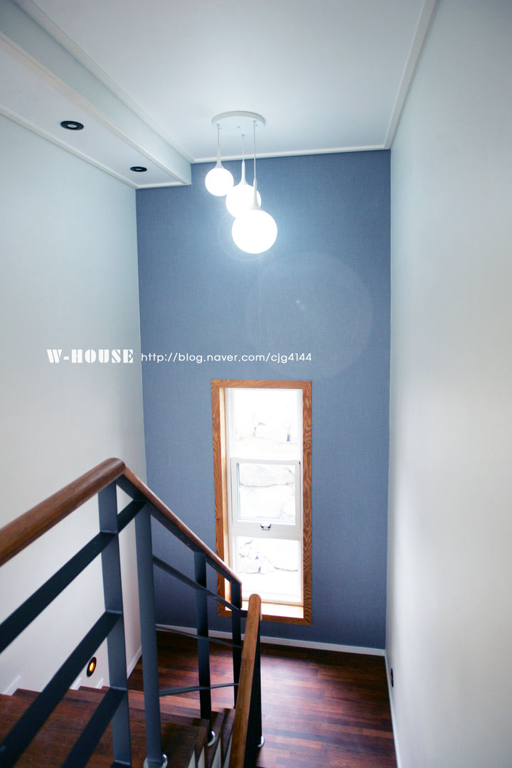 청원3호 팔봉리 45평형 ALC복층주택, W-HOUSE W-HOUSE Modern corridor, hallway & stairs ٹھوس لکڑی Multicolored