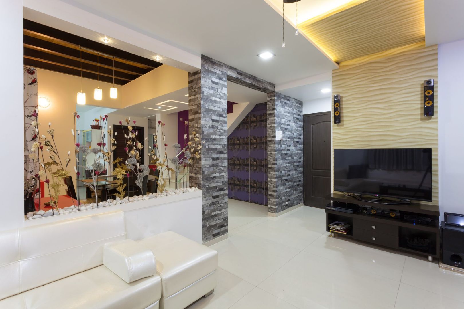Entrance lobby with adjacent T V Unit in Living Hall. homify Living room TV stands & cabinets
