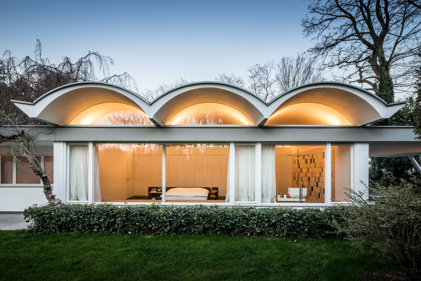 Mid-Century Bungalow, Corneille Uedingslohmann Architekten Corneille Uedingslohmann Architekten บ้านและที่อยู่อาศัย