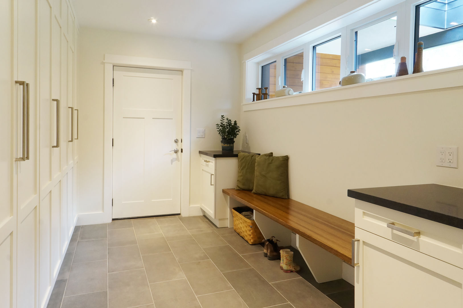 Credit River Valley House - Mudroom Solares Architecture Country style corridor, hallway& stairs