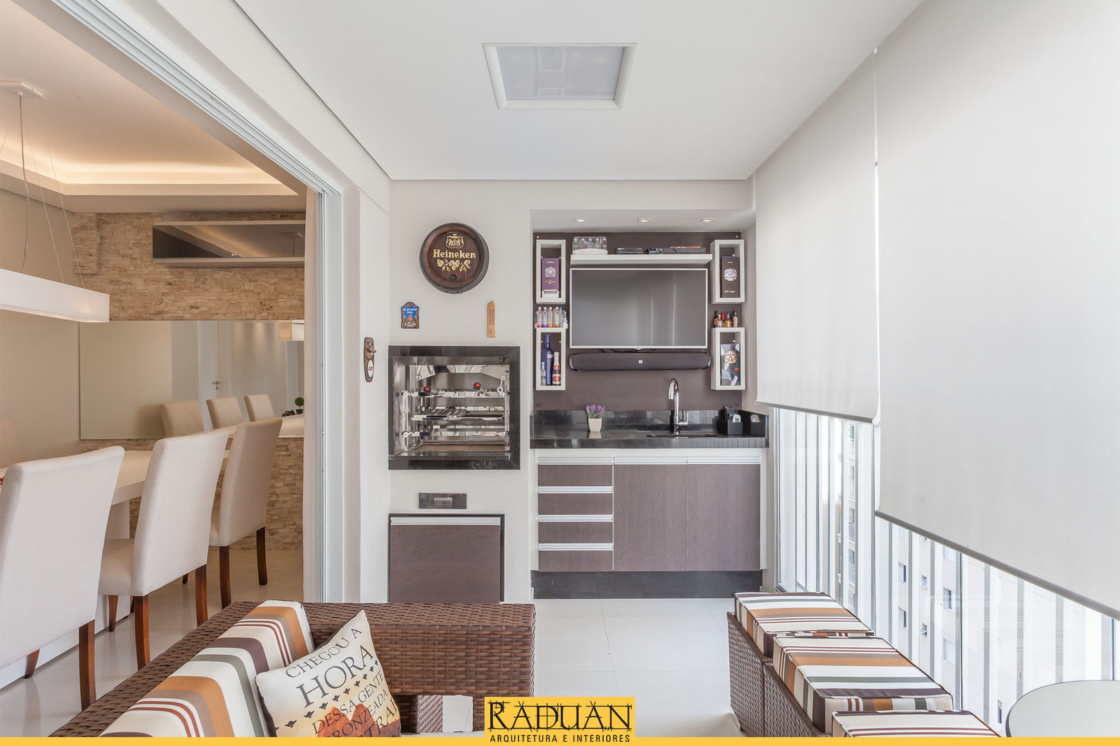 Apartamento 86 m² - Guarulhos, Raduan Arquitetura e Interiores Raduan Arquitetura e Interiores Balcones y terrazas modernos