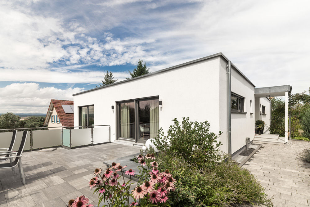 Moderne Flachdachvilla im Bauhausstil mit architektonischen Highlights wir leben haus - Bauunternehmen in Bayern Einfamilienhaus Dachterrasse