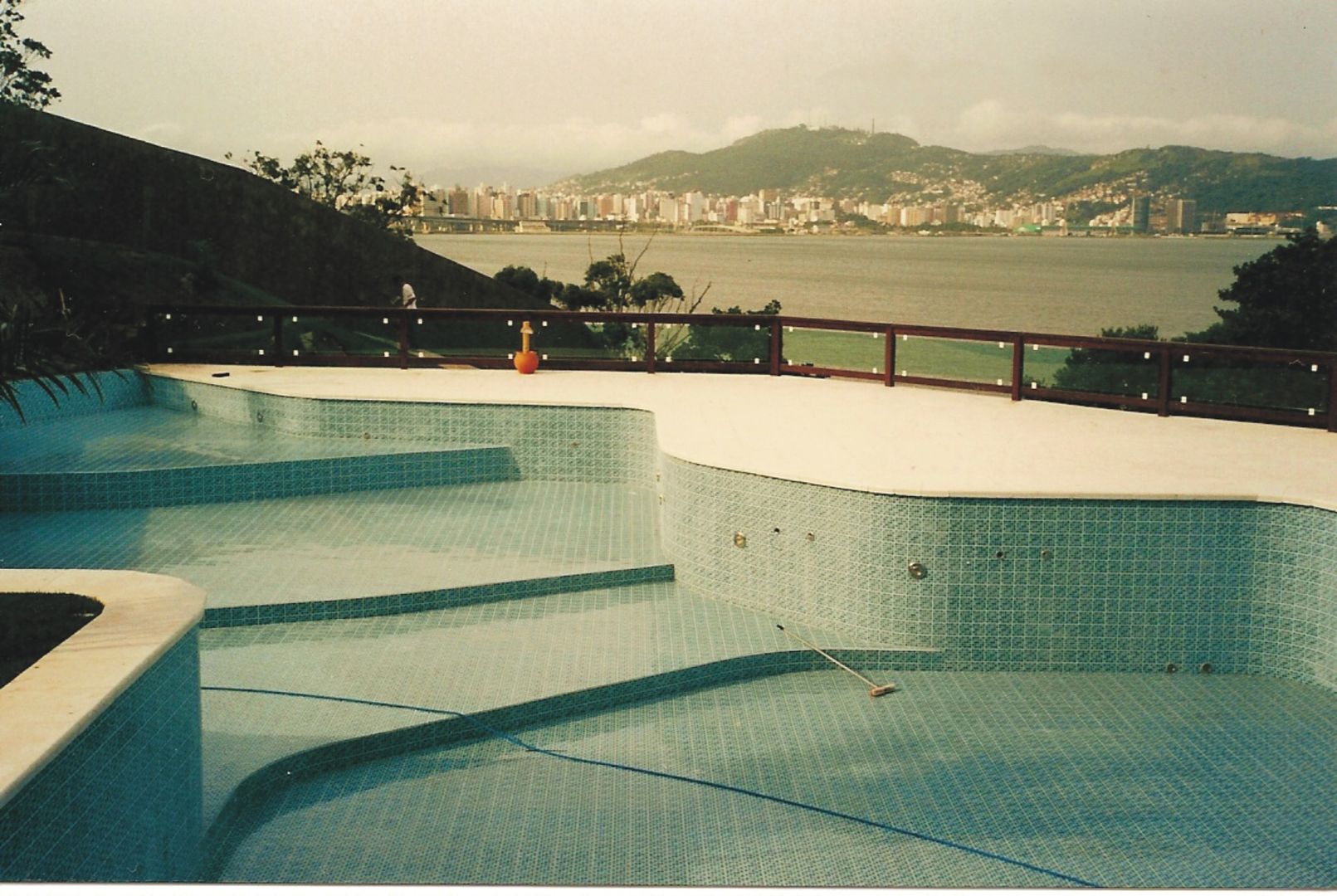 Florianópolis - Baia Sul, Osvaldi Elias - Reformas e Construções Osvaldi Elias - Reformas e Construções Piscinas de jardim Azulejo piscina ao ar livre,piscina,piscina de jardim