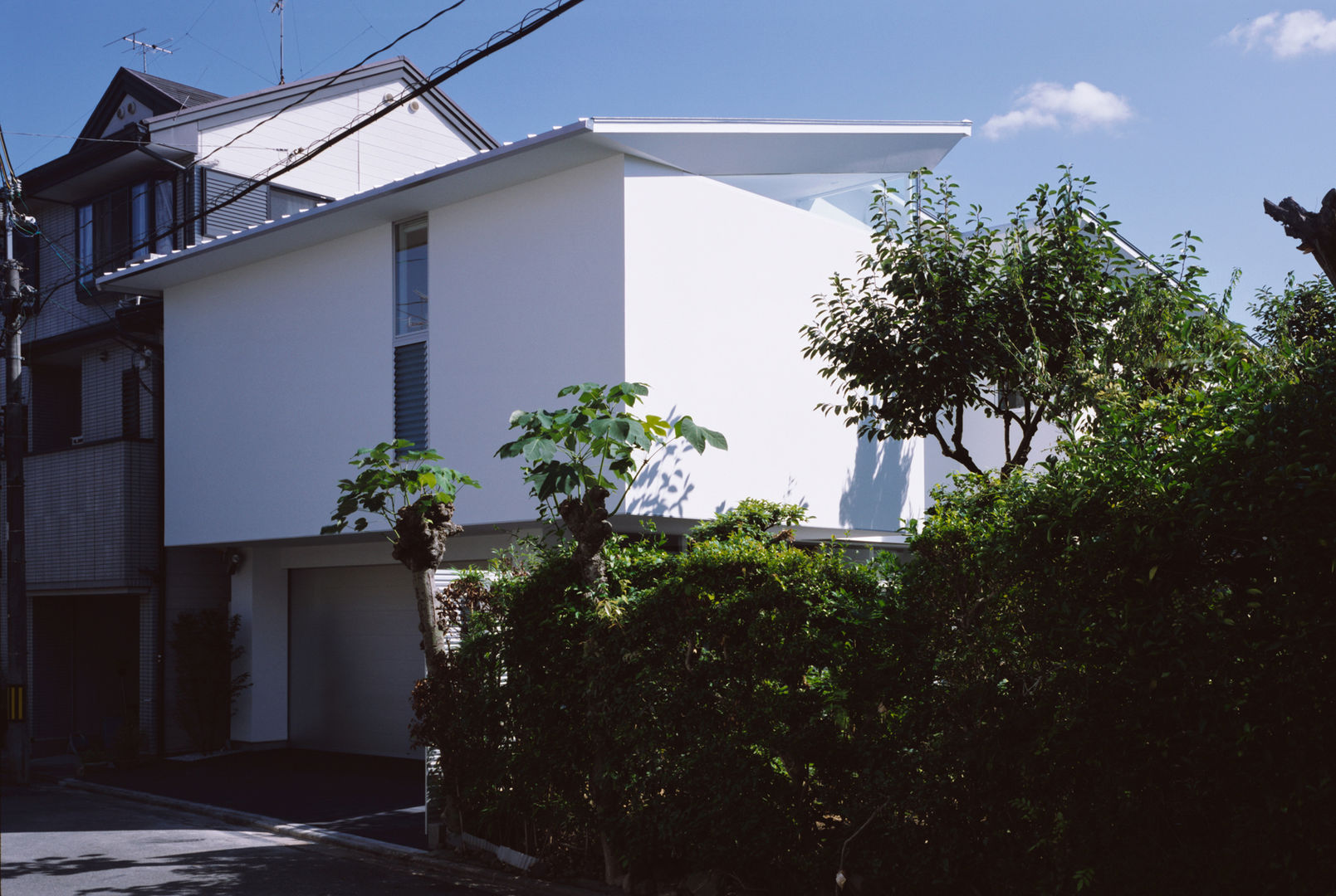 切妻と中庭の家 – 縦長の敷地で、すべての部屋に直接光を届ける –, 一級建築士事務所アトリエｍ 一級建築士事務所アトリエｍ Rumah Modern