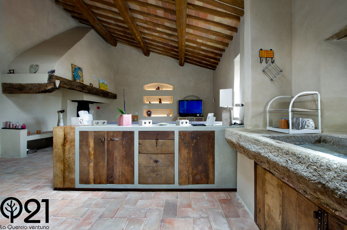 Una cucina nel Chianti: finta muratura e resina grigia e ante in legno di recupero castagno vintage, Laquercia21 Laquercia21 Industrial style kitchen