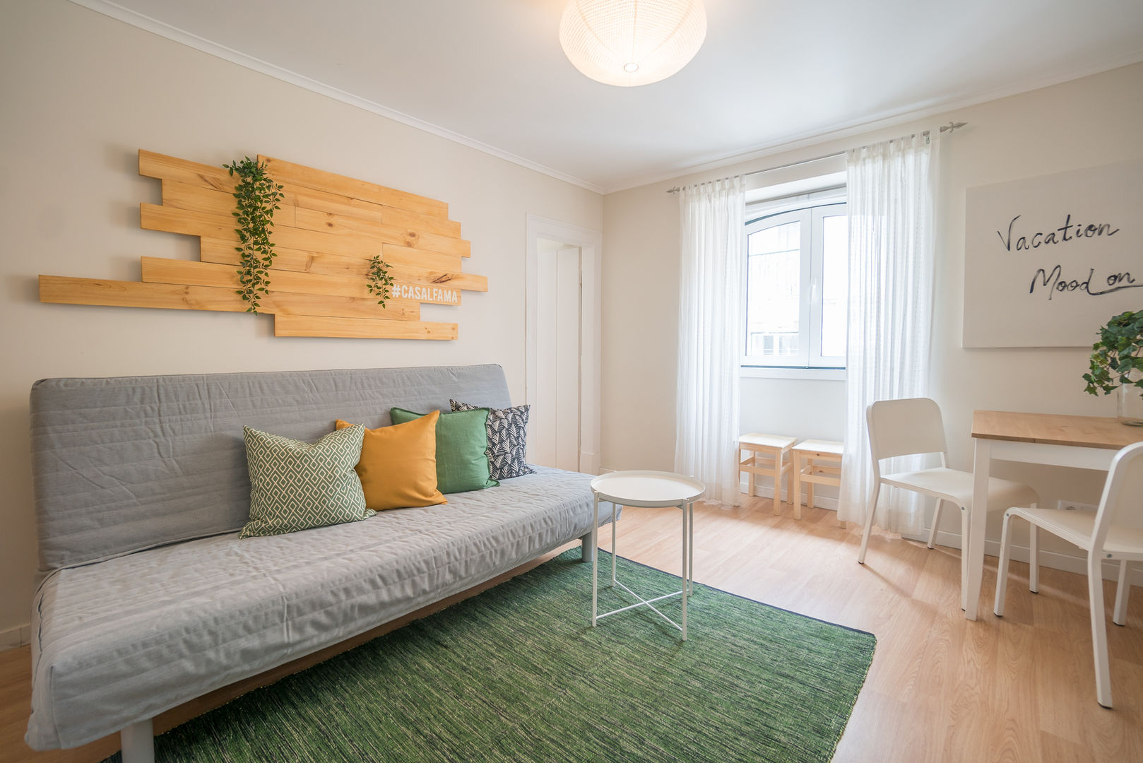 Sala YS PROJECT DESIGN Salas de estar escandinavas sofá cinzento,Acessórios e Decoração