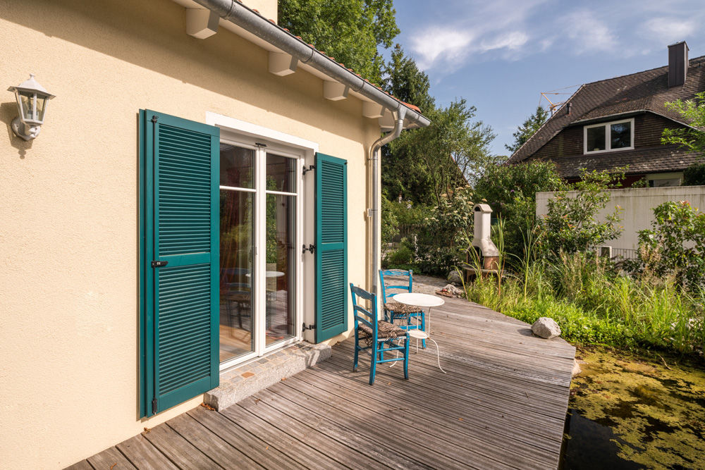 Stadtvilla im mediterranen Stil , wir leben haus - Bauunternehmen in Bayern wir leben haus - Bauunternehmen in Bayern Balcones y terrazas mediterráneos Madera Acabado en madera