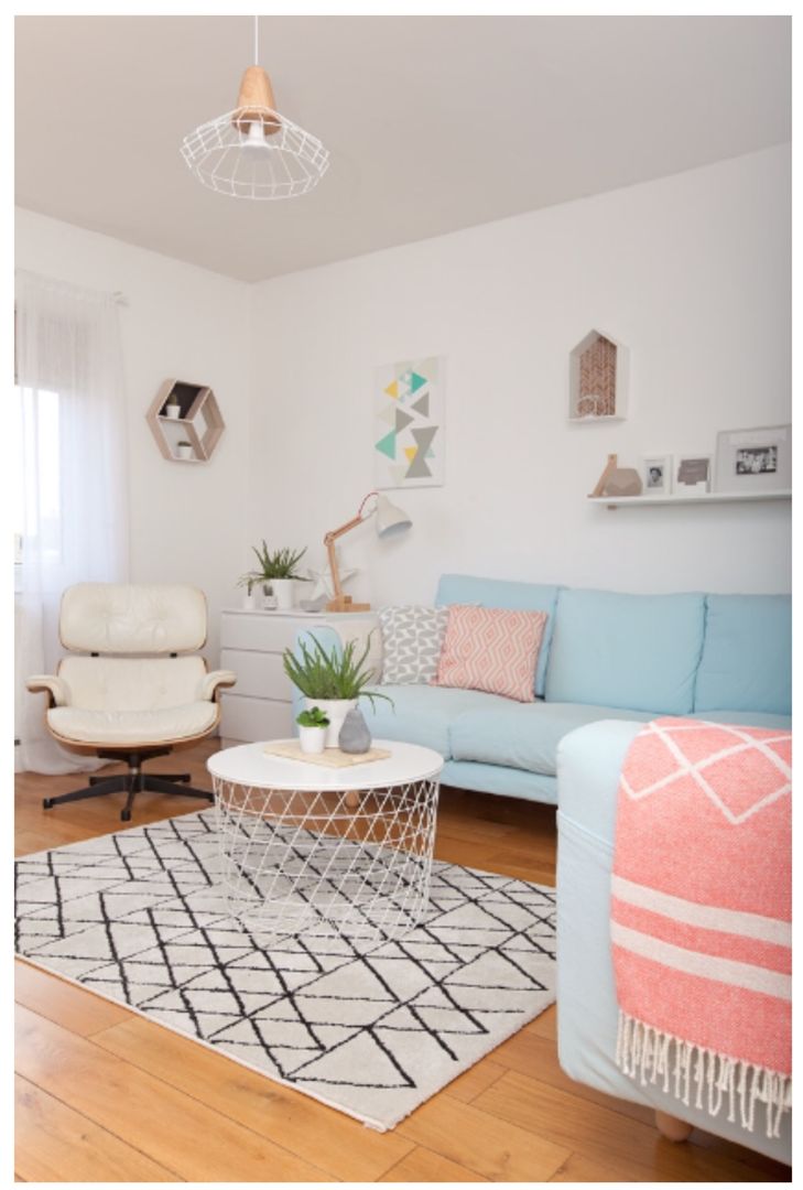 Scandinavian coastal style - scandi THE FRESH INTERIOR COMPANY Salon scandinave charles eames,ikea,coral,scandi