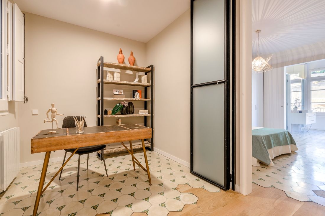 Home Staging en Piso de Lujo en Barcelona, Markham Stagers Markham Stagers Ruang Studi/Kantor Modern