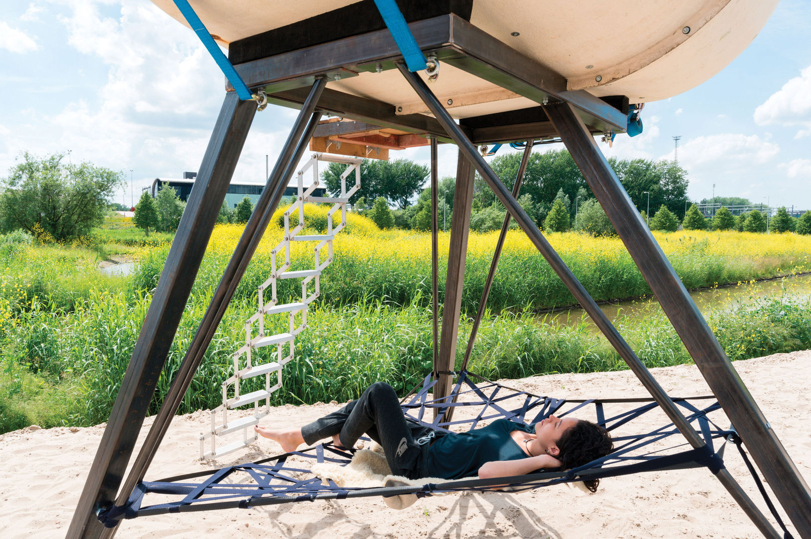 Sleeping Pod, Studio Made By Studio Made By Phòng ngủ phong cách công nghiệp Nhựa