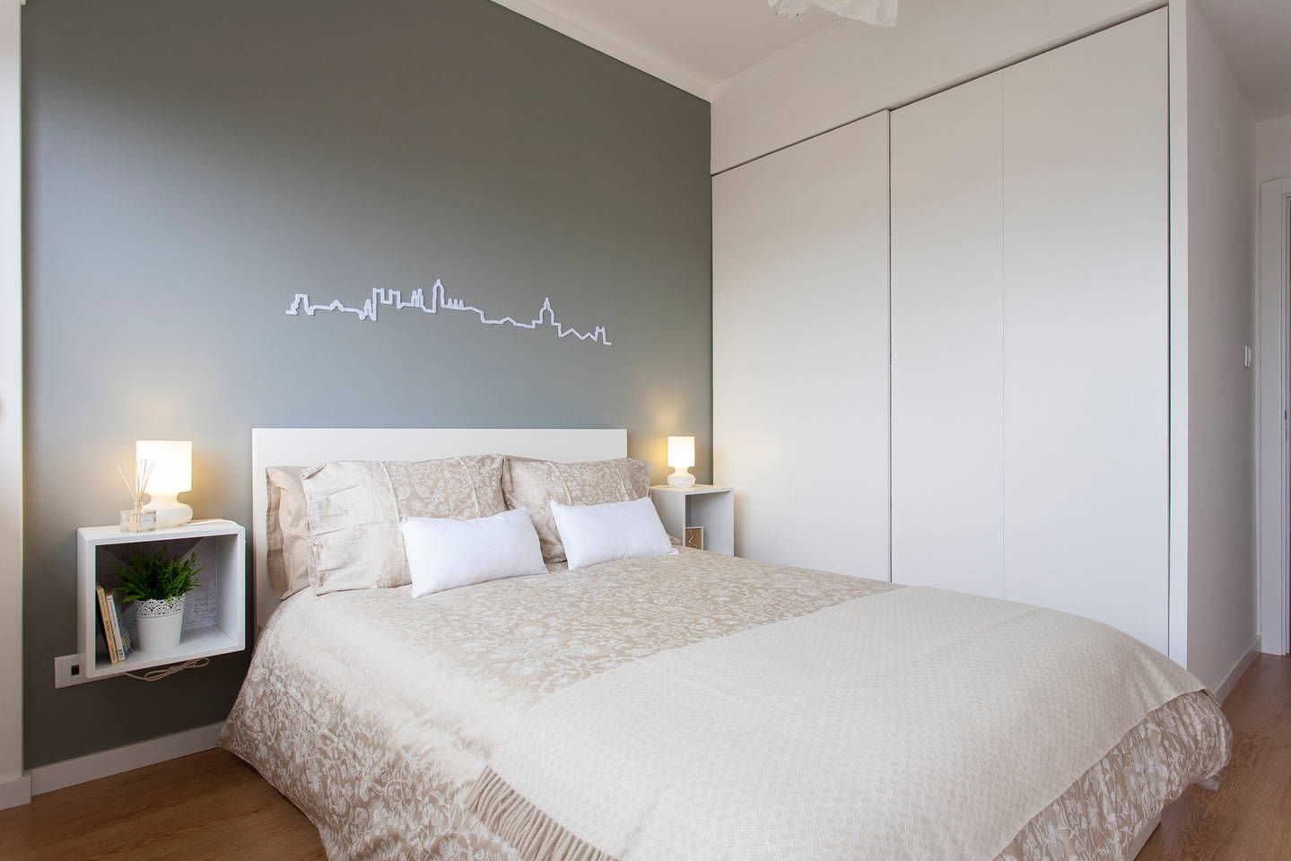 Remodelação de T2 para Airbnb, MP Architecture & Interior Design MP Architecture & Interior Design غرفة نوم