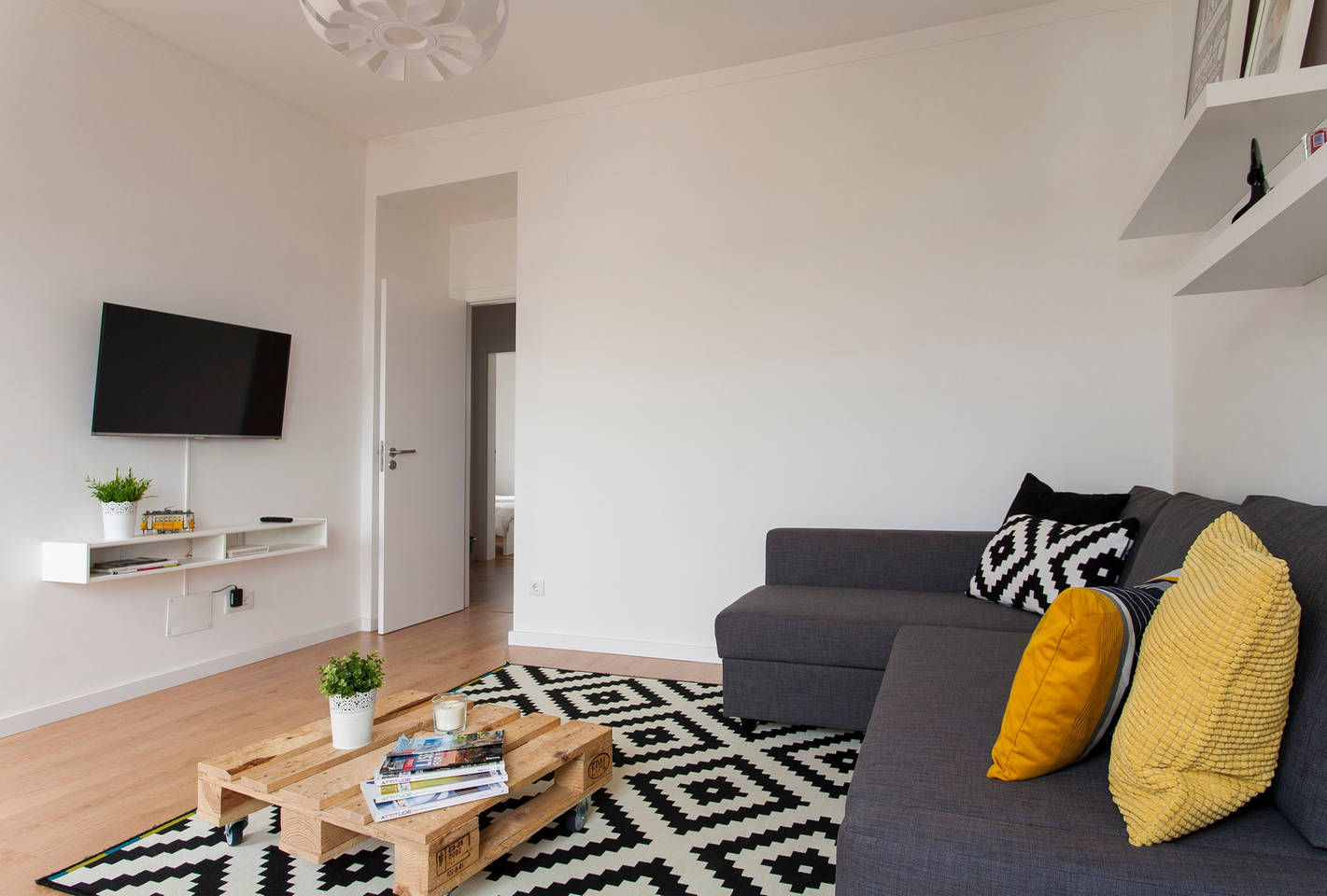 Remodelação de T2 para Airbnb, MP Architecture & Interior Design MP Architecture & Interior Design Modern Oturma Odası