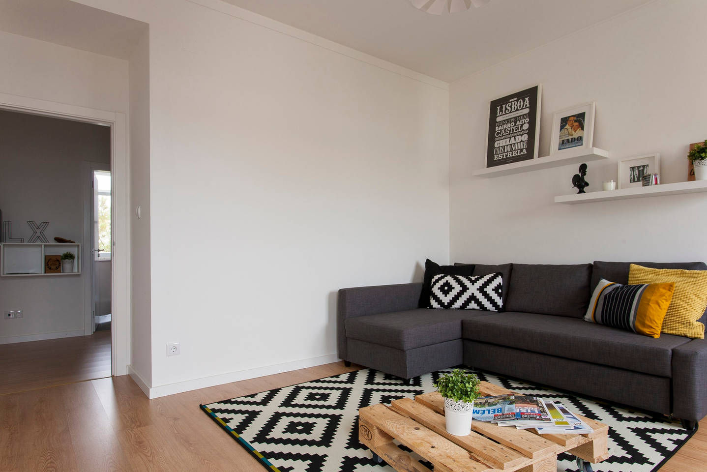 Remodelação de T2 para Airbnb, MP Architecture & Interior Design MP Architecture & Interior Design غرفة المعيشة