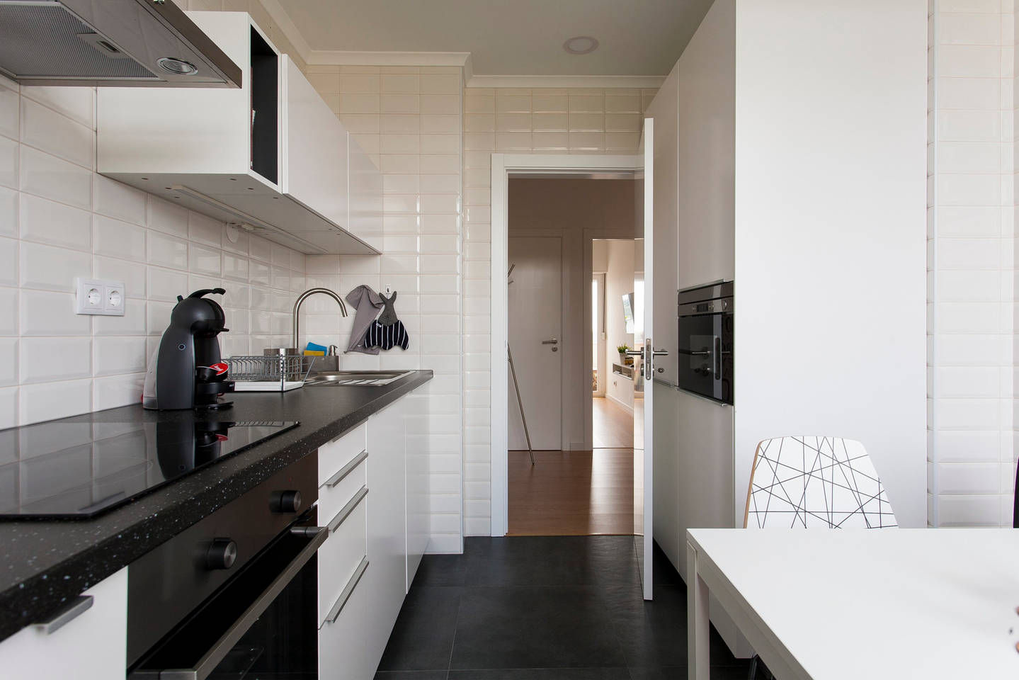 Remodelação de T2 para Airbnb, MP Architecture & Interior Design MP Architecture & Interior Design Modern kitchen