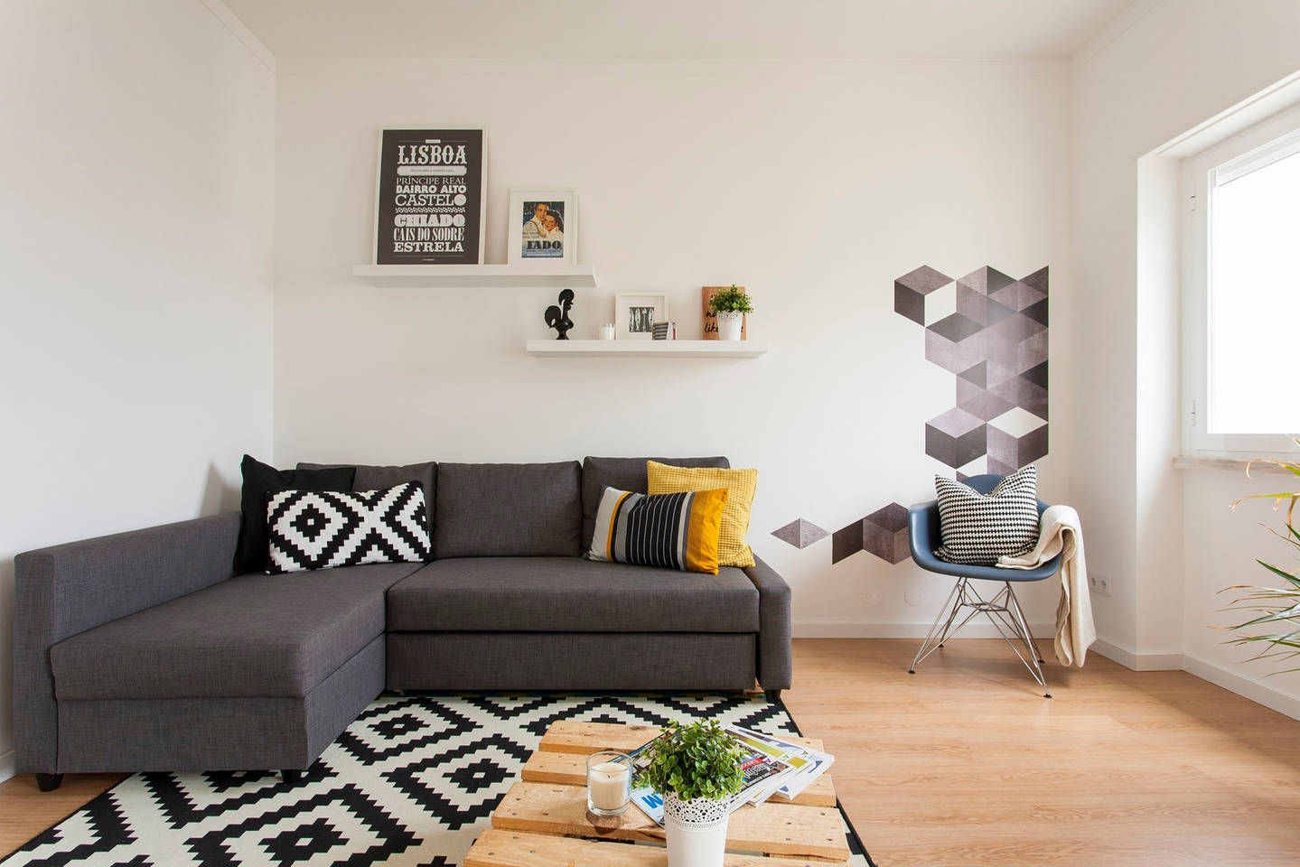 Remodelação de T2 para Airbnb, MP Architecture & Interior Design MP Architecture & Interior Design غرفة المعيشة