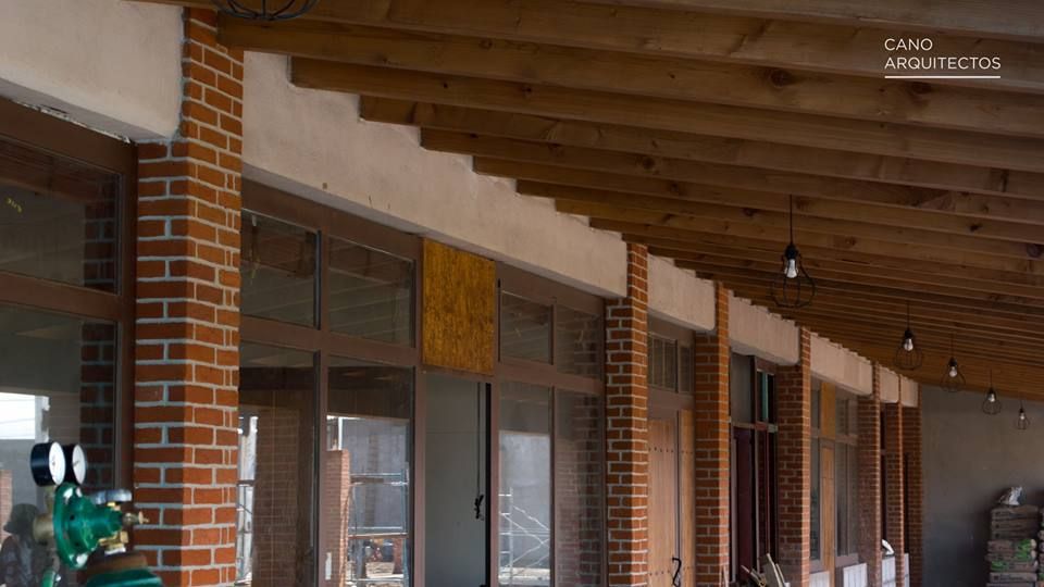 Circulación Interior de Zona Administrativa CANO ARQUITECTOS Casas rústicas Derivados de madera Transparente rustico