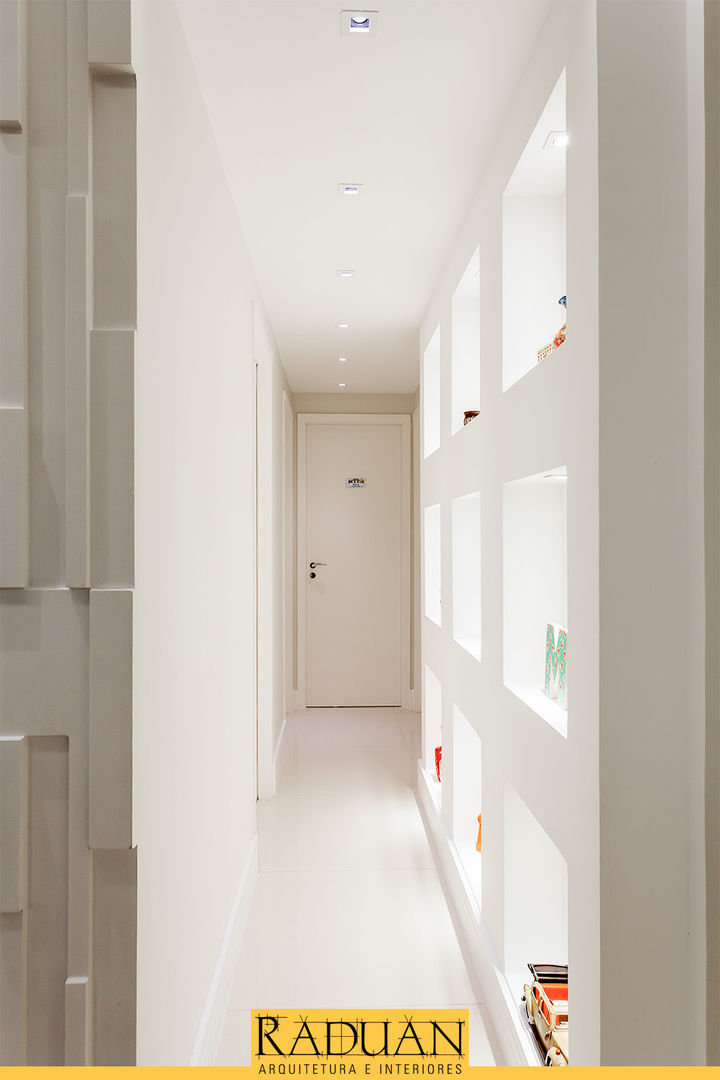 Apartamento 100 m² - Vila Mariana, Raduan Arquitetura e Interiores Raduan Arquitetura e Interiores Pasillos, vestíbulos y escaleras modernos