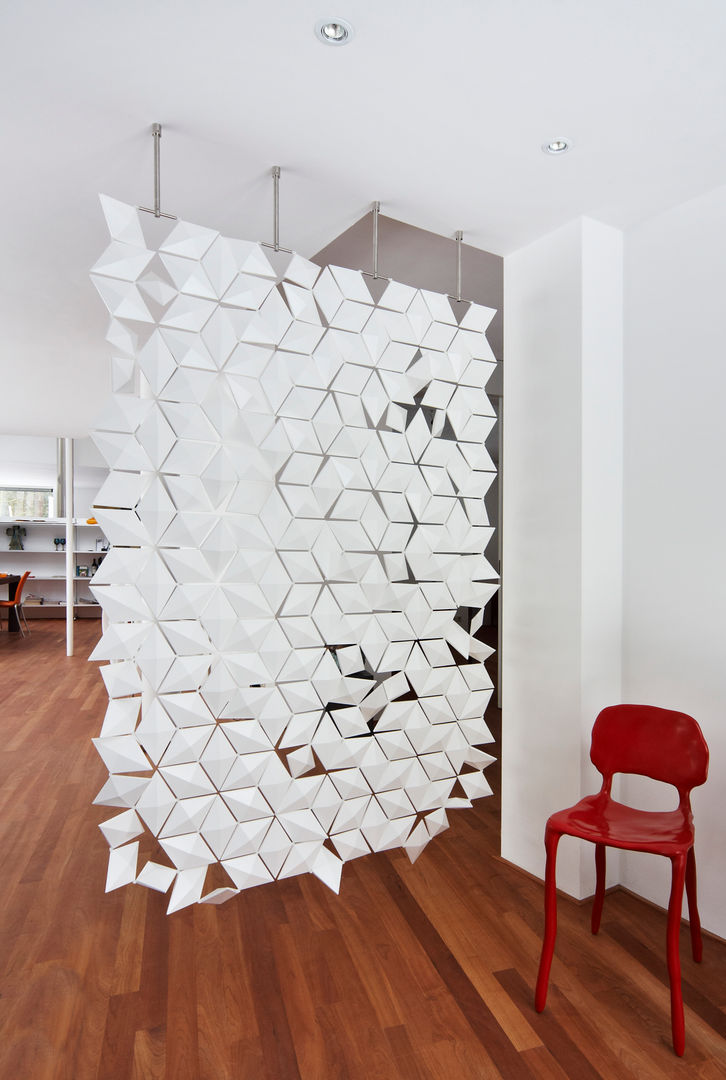 THE MOST STYLISH HANGING ROOM DIVIDER SCREEN IS HERE Bloomming 모던스타일 복도, 현관 & 계단 플라스틱 액세서리 & 장식