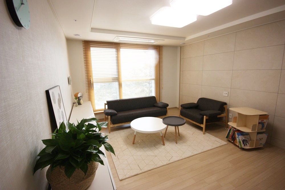 따뜻한 내츄럴 홈스타일링, homelatte homelatte Minimalistische Wohnzimmer