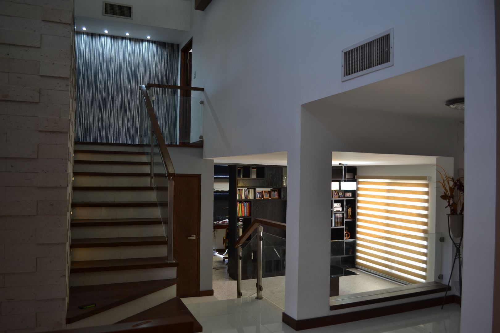 CASA LOMAS DEL SANTUARIO, bouchez arquitectos bouchez arquitectos Modern corridor, hallway & stairs