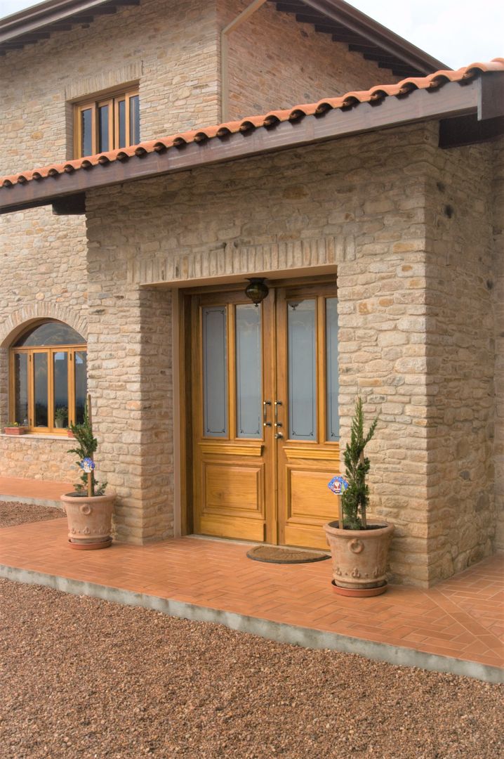 Casa Toscana em Serra Negra, Tikkanen arquitetura Tikkanen arquitetura Rustic style corridor, hallway & stairs Stone