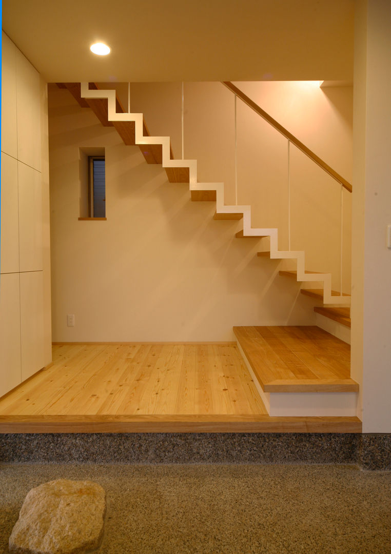 松山市 高台の家, Y.Architectural Design Y.Architectural Design Stairs Solid Wood Multicolored