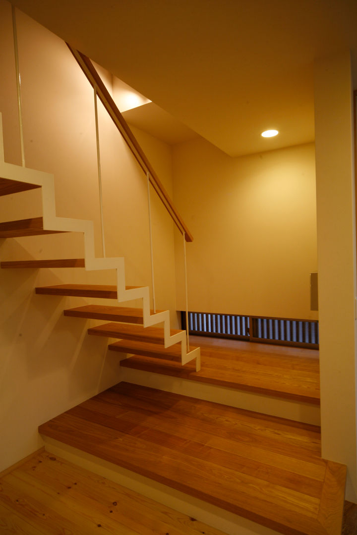 松山市 高台の家, Y.Architectural Design Y.Architectural Design Escaleras Madera maciza Multicolor