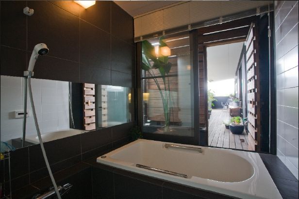 座敷のあるモダン住宅, Y.Architectural Design Y.Architectural Design Modern bathroom ٹائلیں