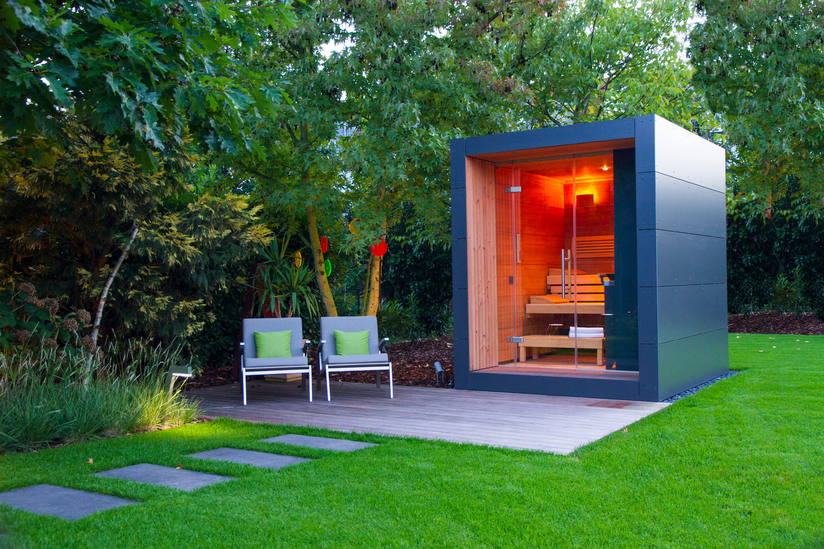 Moderne Sauna mit Gartenblick, Gartenhauptdarsteller Gartenhauptdarsteller หลังคาในสวน