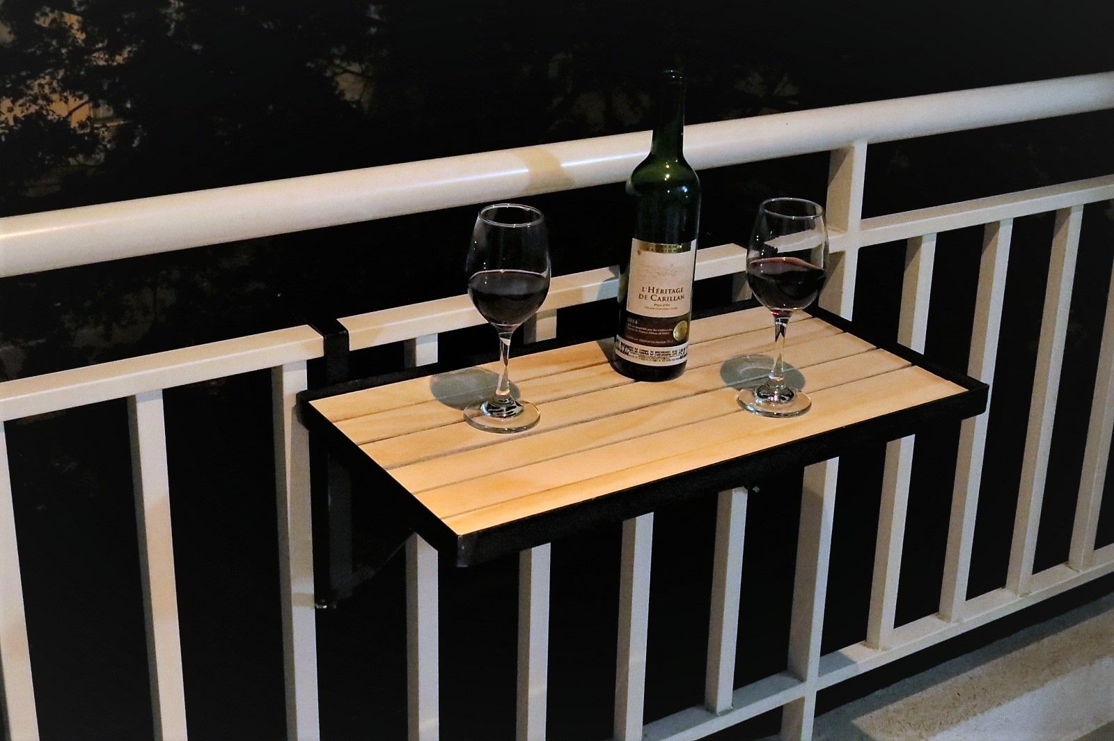 homify Balcone, Veranda & Terrazza in stile moderno Legno Effetto legno Accessori & Decorazioni