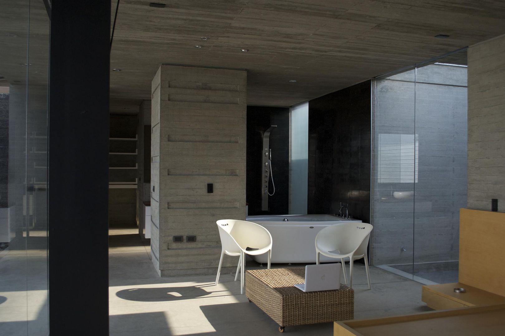 Casa Entre Patios, XXStudio XXStudio Phòng tắm phong cách tối giản Bê tông