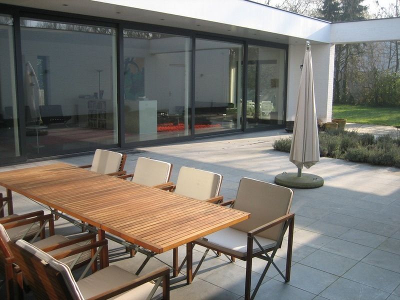 Villa W.L-V, Meerssen (NL) homify Moderne balkons, veranda's en terrassen