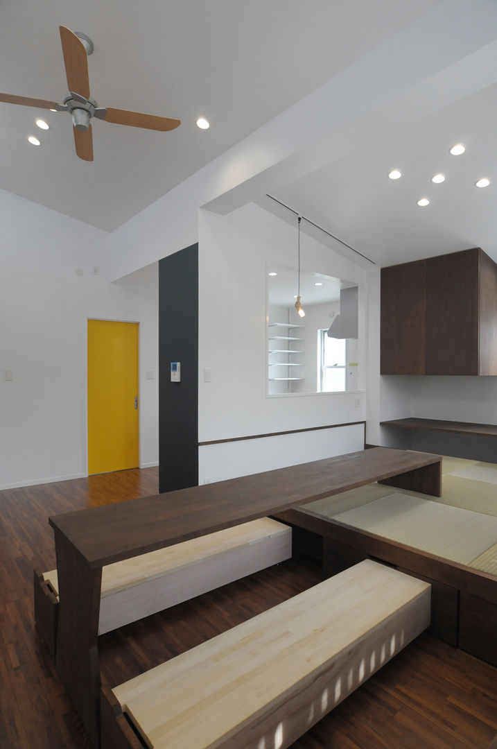 23坪のお家に色色, hacototo design room hacototo design room Modern living room لکڑی Wood effect