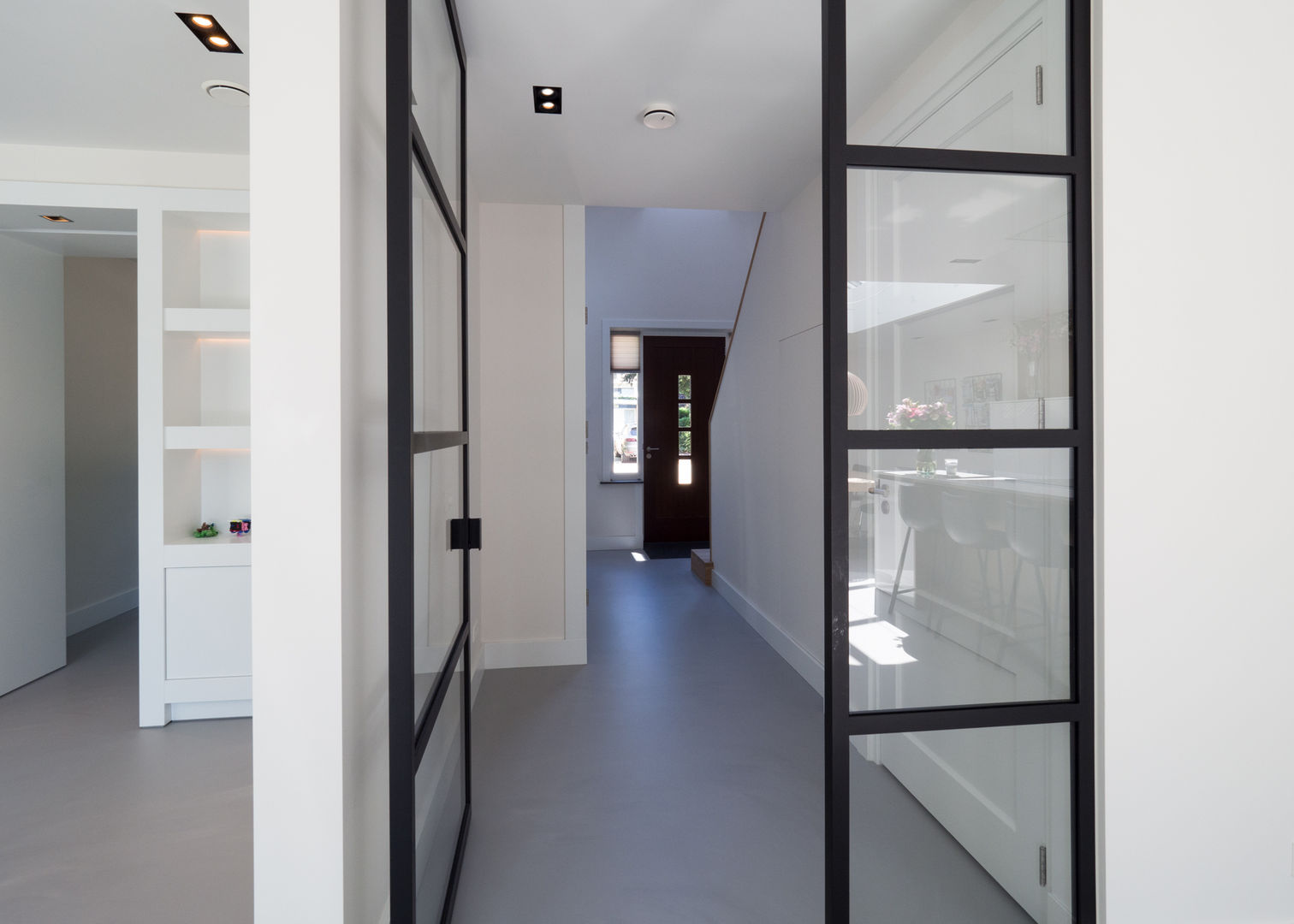 Interieur vrijstaande woning Bergen (NH), By Lilian By Lilian Modern Corridor, Hallway and Staircase