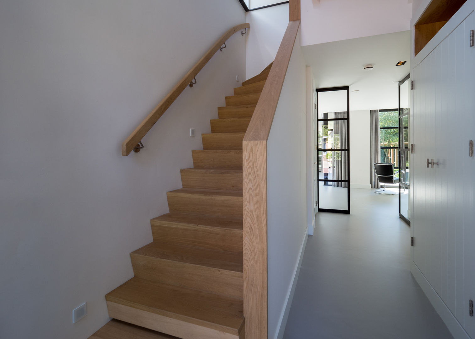 Interieur vrijstaande woning Bergen (NH), By Lilian By Lilian Pasillos, vestíbulos y escaleras modernos